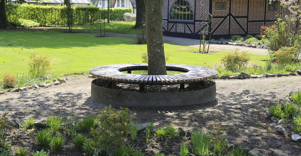 en cirkel plint monteret omkring et træ på Hvidsten Kro