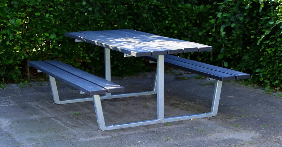 klassisk bordbænkesæt til urbane miljø og parker i galvaniseret stål og beklædt med genbrugsplast planker