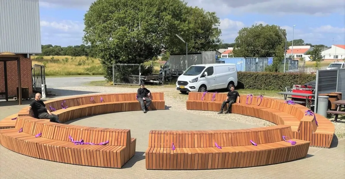 fremstilling af en stor modulopbygget cirkelbænk til parken ved Tønder Gymnasium