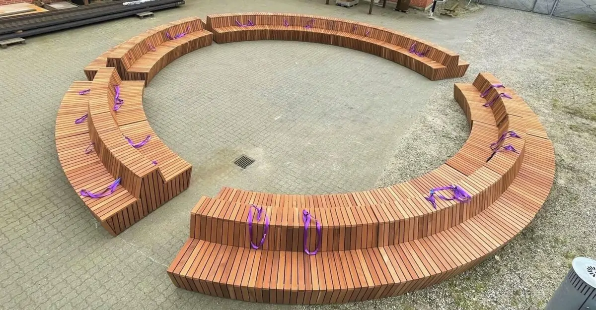 fremstilling af en stor modulopbygget cirkelbænk til parken ved Tønder Gymnasium