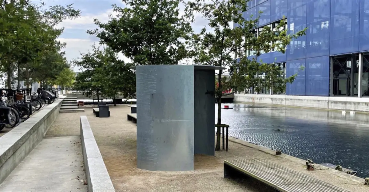 en rygepavillon med tykke vægge og tag i galvaniseret stål ved DR-byen i København