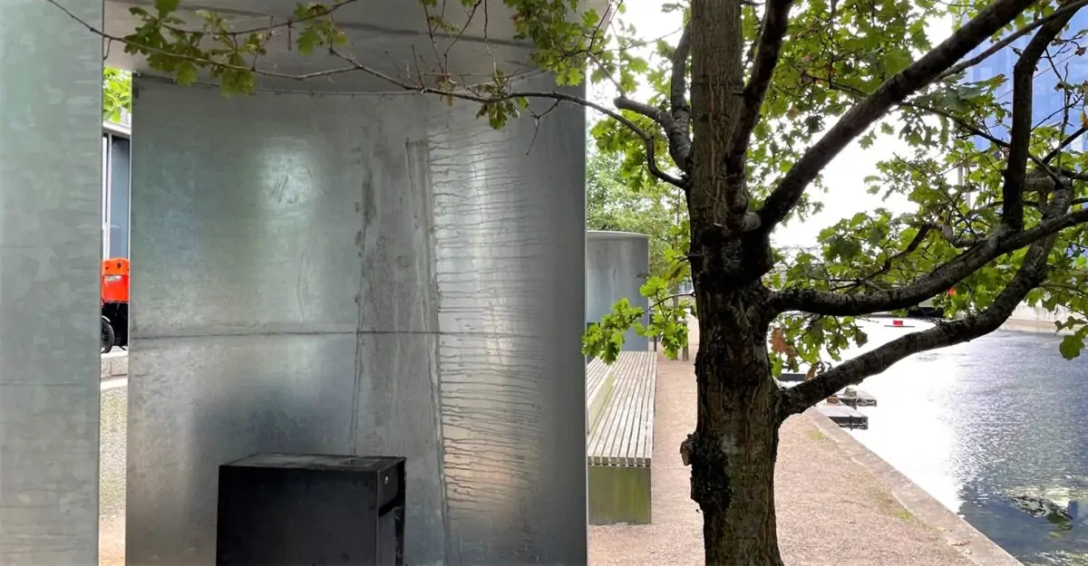 et par rygepavilloner med tykke vægge og tag i galvaniseret stål ved DR-byen i København