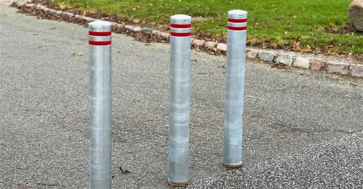 tre aftagelige pullerter i galvaniseret stål med røde reflekser