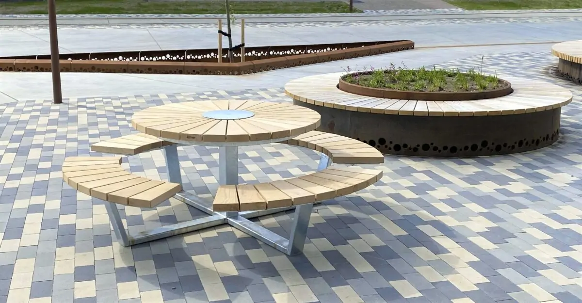 By Bangs nye fristående bord-og-bænk-modeller i galvaniseret stål og beklædt med mahogni træ på Hærvevejen i Viborg