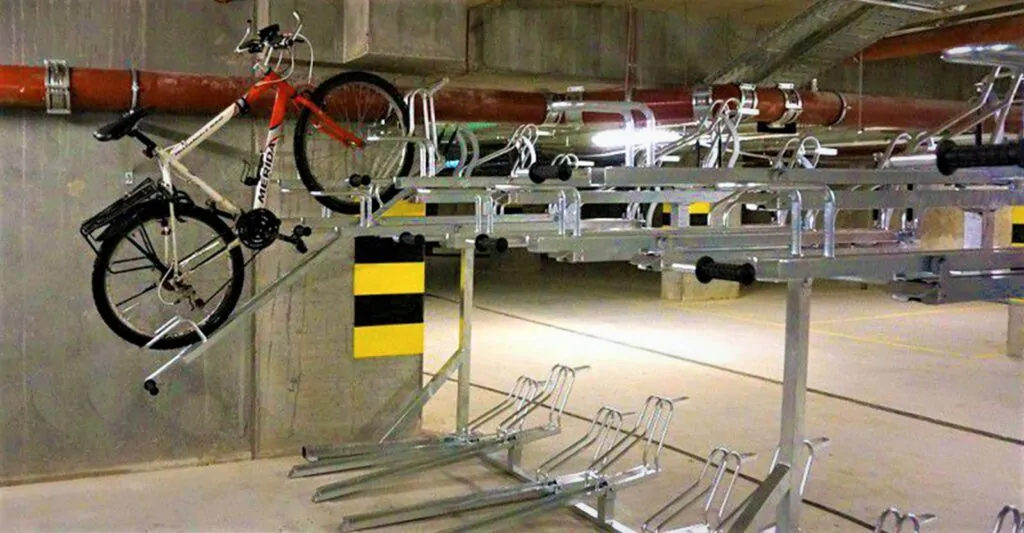 en stor cykelstativ til cykelparkering i to etager i en kælder