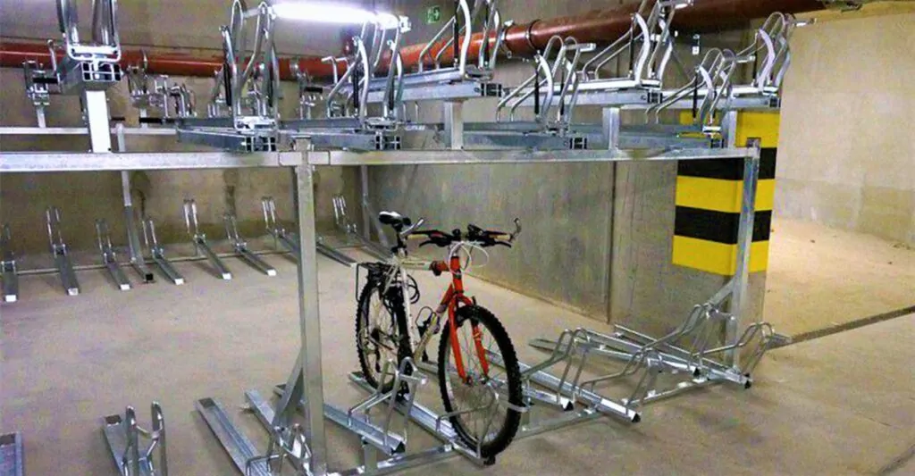 en stor cykelstativ til cykelparkering i to etager i en kælder