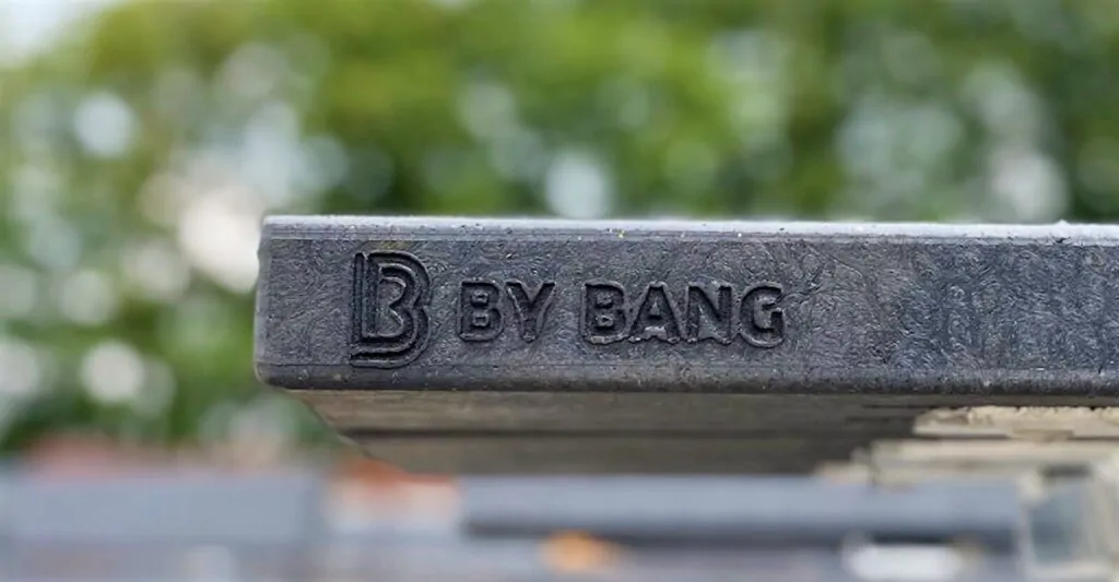 Udsigtsbænk med bord i genbrugsplast og beklædt med genbrugsplast planker med By Bang-logo
