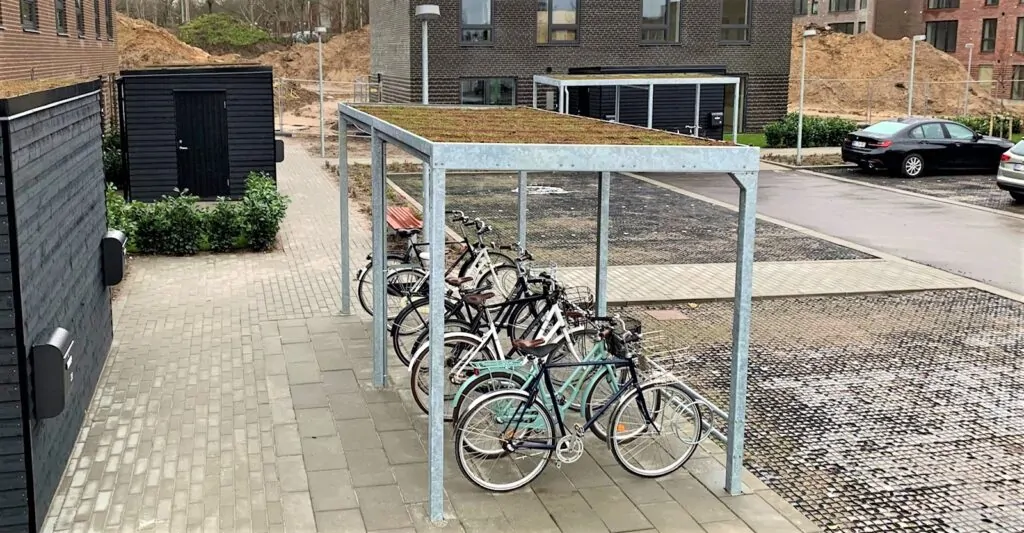 en enkel cykeloverdækning i galvaniseret stål med en cykelstativ med plads til mange cykler