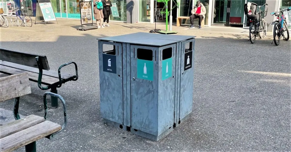 en stor firkantet affaldsbeholder med flere indkast huler til fire forskellige typer affald i Herlev