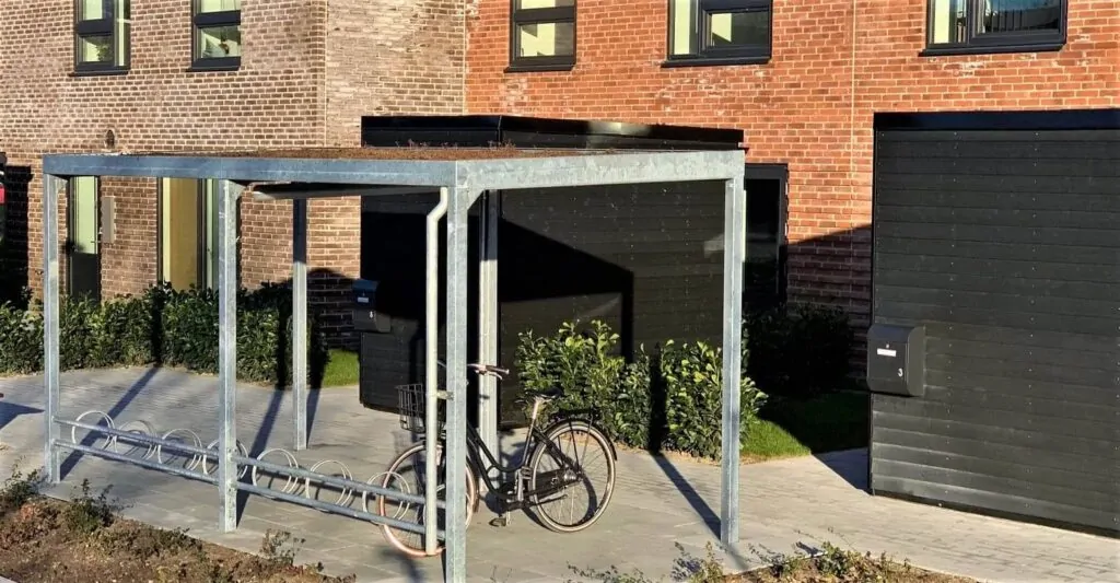 en enkel cykeloverdækning i galvaniseret stål med en cykelstativ med plads til mange cykler