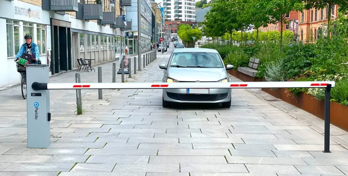 automatisk bomanlæg på gaden i midtby