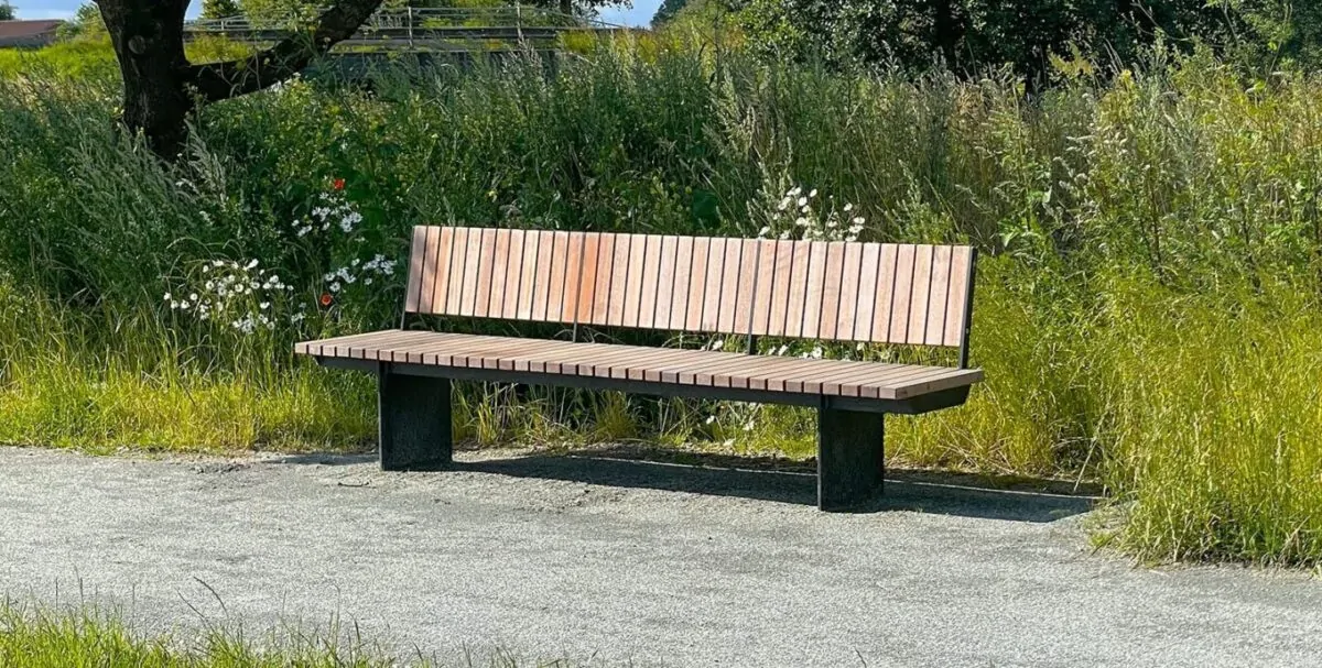 en halv-cirkel Crepa bænk i naturpark i Løgumkloster