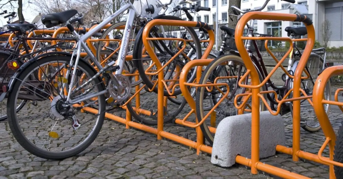 en række forskellige cykelstativer til enkelt, dobbelt cykelparkering og cykelparkering på række