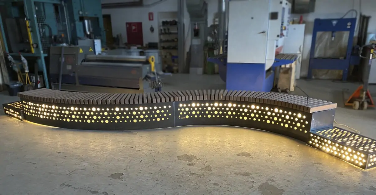 modulopbyggende plint med LED lys og smukt unikt mønster på siderne og beklædt med mahogni planker