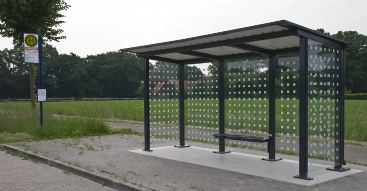 Robust busskur i stål med glasvægge og bænk