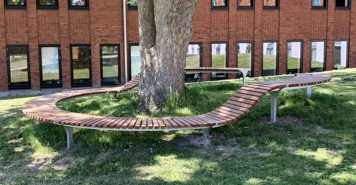 cirkel plint i galvaniseret stål beklædt med mahogni stave i park i Odder