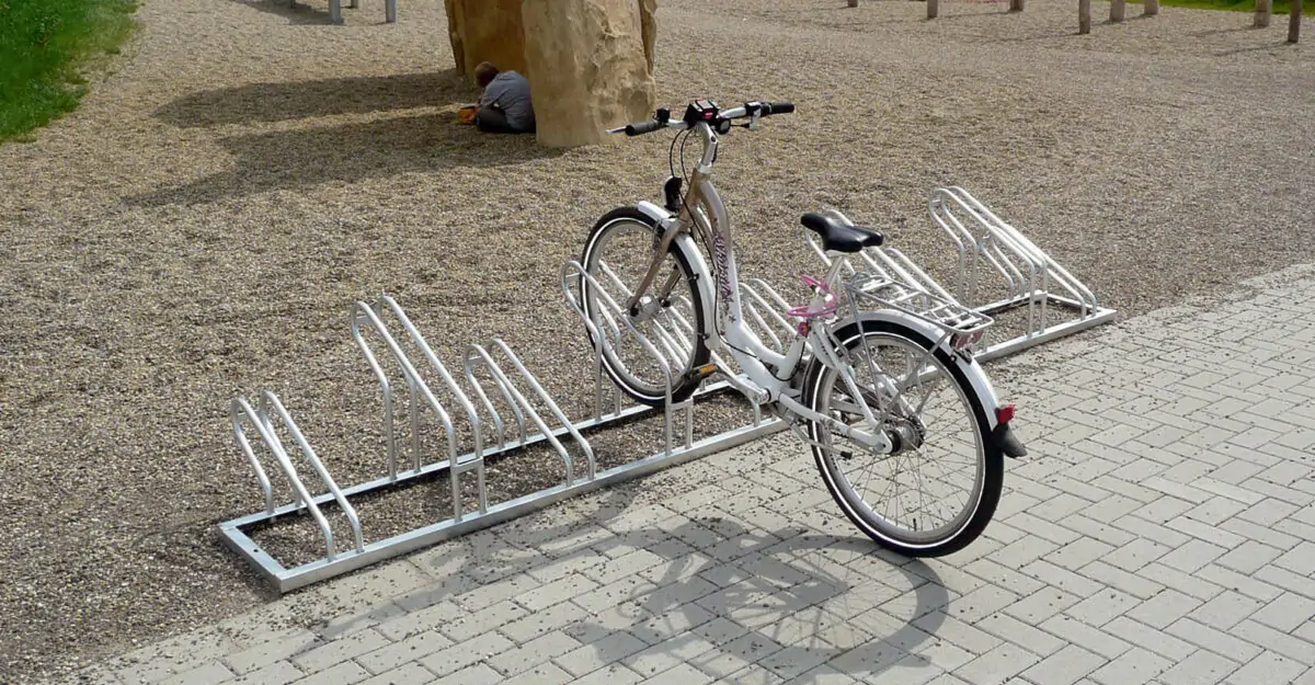 Robust og pladsbesparende cykelholder bestående af høje/lave cykelbøjler