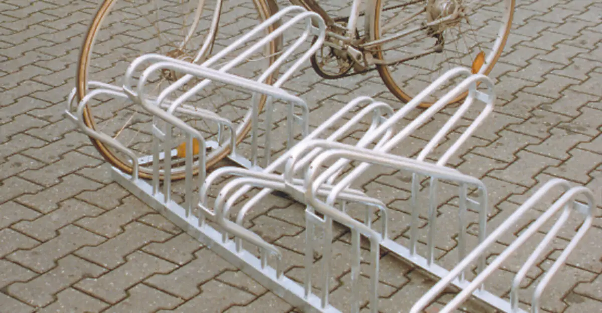 Robust og pladsbesparende cykelholder bestående af høje/lave cykelbøjler
