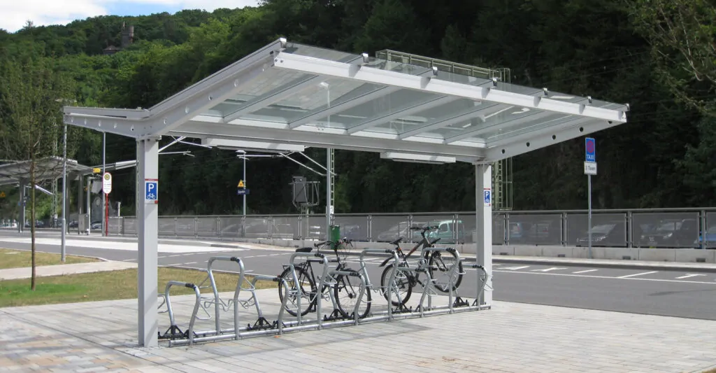 Robust dobbelt cykeloverdækning i stål til cykelparkering i byområdet
