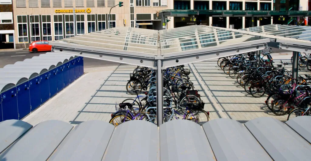 Robust dobbelt cykeloverdækning i stål til cykelparkering i byområdet