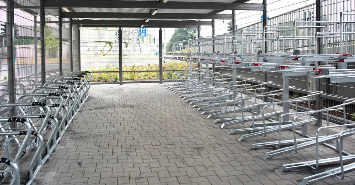 en stort dobbelt cykelparkering under overdækning med cykelstativer i to etager