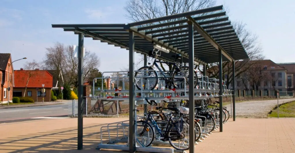 Multifunktionel overdækning til cykelparkering i to etager