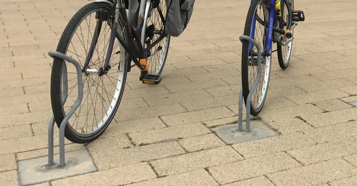 en cykelstand til en cykel, som kræver et minimalt pladsforbrug