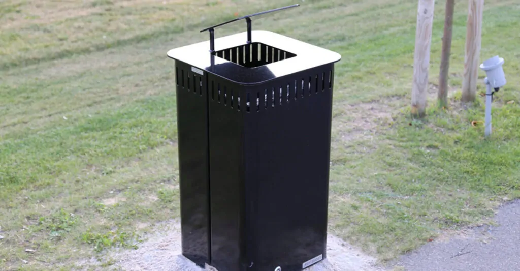firkantet udendørs affaldsspand med topindkast