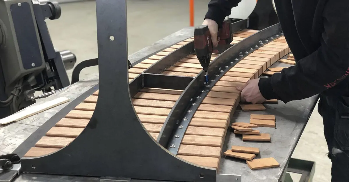 fremstilling af vinkede niveau bænk i galvaniseret stål og beklædt med mahogni stave i Odders Vitapark