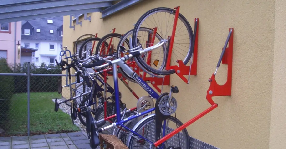 Væghængt cykelstativ til kælderrum, garager, tog eller andre områder med begrænset plads