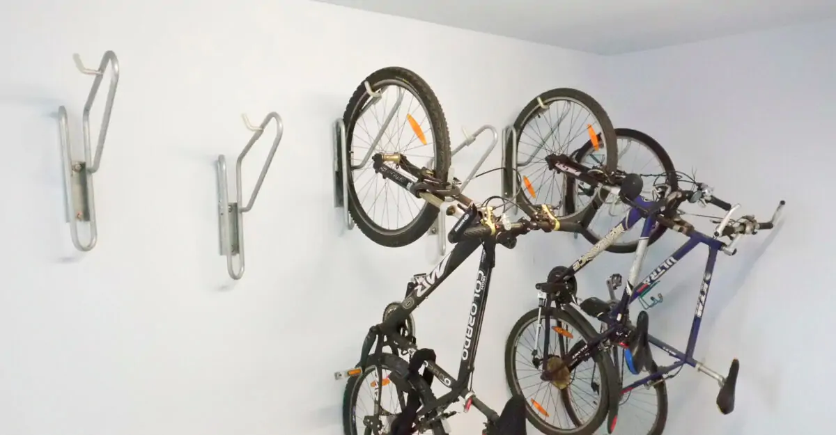 Væghængt cykelstativ til kælderrum, garager, tog eller andre områder med begrænset plads