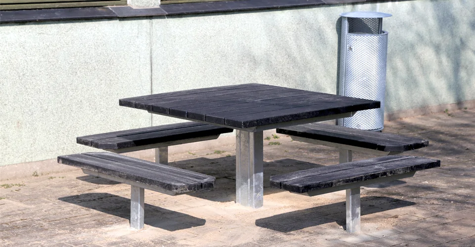 udendørs bordbænksæt i galvaniseret stål og beklædt med genbrugsplastplanker og affaldsbeholder i strækmetal fra BY BANG