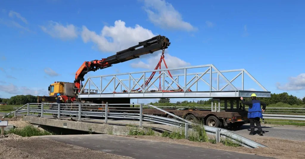 Cykel- og gangbroen fremstillet i solidt galvaniserset stål med betonanslag i hver ende placeret i Fårup by